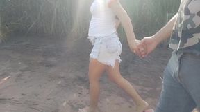 casada tranzando no mato com o amigo da escola ao ar livre.completo!