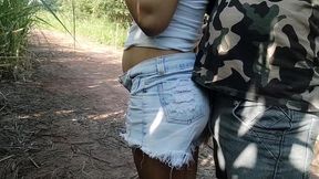 casada tranzando no mato com o amigo da escola ao ar livre.completo!