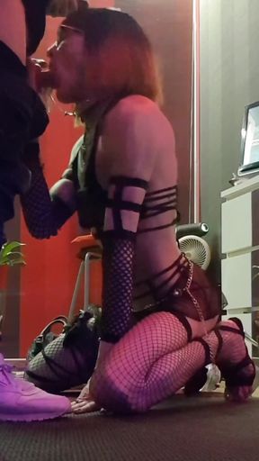 (makingoff G-view) Sex Slave in Front of a Beautiful Cock in Facefucking Bite Bitch Takes a Cum Shower