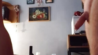 Bubble butt lubben crossdresser-fyr i kjole suger kuk og blir deretter knullet uten kondom