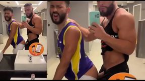 o bombado me fudeu no banheiro da academia