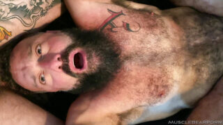 Liam Angell, un Américain mûr tatoué et ours, se fait sodomiser