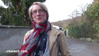 ストッキング姿の巨乳熟女売春婦がメガネでアナルファックされる