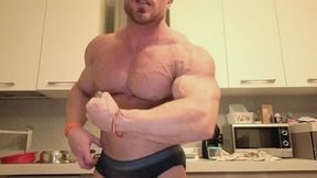 VINCENZO DAVORIO CULTURISTA DAL MUSCOLO ALFATI UMILIA COME UN PERDENTE SFIGATO MOSTRA I SUOI MUSCOLI E TI DOMINA! SEI PRONTO A VENERARE I SUOI MUSCOLI? LUI FLETTE I SUOI MUSCOLI PIENI DI VENE POMPATE E DURE!