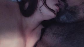 ruiva milf deliciosa ensinando como dar prazer chupando mamilos masculinos