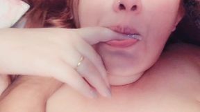 ruiva milf deliciosa ensinando como dar prazer chupando mamilos masculinos