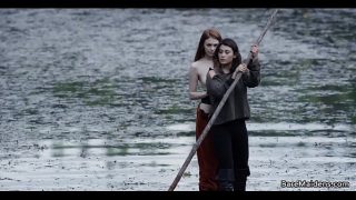 Älvflicka cosplayer slickar kiss av sin lesbiska vän