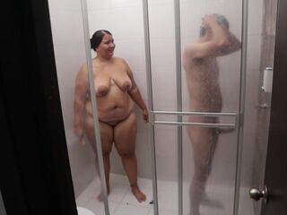 chica depilando a un cliente de polla grande en la ducha pervertida