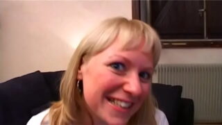 Geile Schlampe lässt sich nach dem Blowjob hart in den Arsch ficken