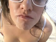 POV garganta profunda de Novia de lentes jugando con semen