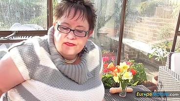 Chunky mature lady showing off her hot british body