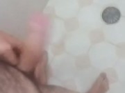 Señor hetero curioso me enseña su verga cuando se baña