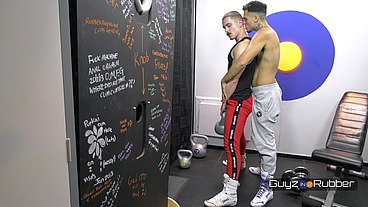 Guyzin2Rubber, Exercising in Rubber