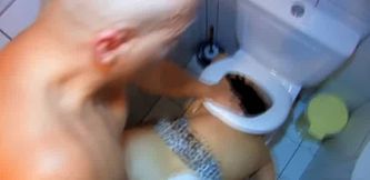 ces chiennes baisent dans les toilettes