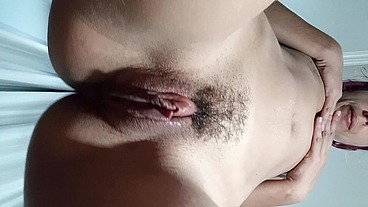 Minha buceta toda molhadinha doida pra dar não aguentei de tanto tesão soquei gostoso meu brinquedinho na buceta