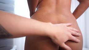 colombiana de labios rojos se masturba mientras una mano amiga la excita hasta un orgasmo profundo