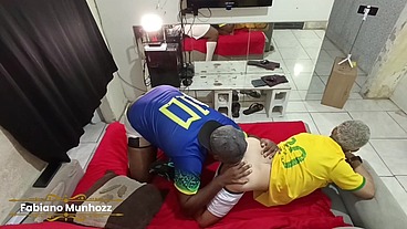 AMIGOS TODOS SUADOS FUDENDO GOSTOSO DEPOIS DO JOGO