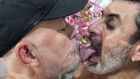 dois paizao se acabando nos beijos