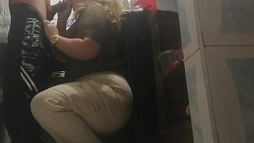 Mamada en la cocina por la vecina esposa de mi amigo