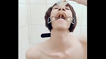 FagTeetajet Thai Gay drinking Piss from own ass