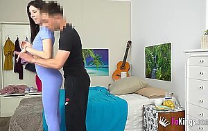 La delgada y SUPER-ALTA Mia Gallardo, cazada tirandose a su entrenador