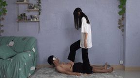 Shanshan, the goddess, trampled and humiliated the boss with her dirty feet and stinky socks!
