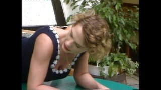 Blowjob, Abspritzen, Dreier, Ficken, Fisting &#8211; Die MILF Kerstin Niemann mit großen Brüsten und Strümpfen wird von Steve Holmes mit seinem großen Schwanz anal gefistet.