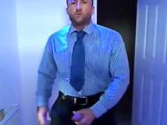 Empresario batendo punheta