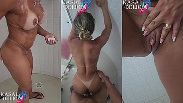 Safado foi filmar a casadinha loira gostosa tomando banho e ela não resistiu e quis sentir a pika dele dentro dela