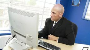 Jordan Kingsley a MILF with hairy pussy gets her pussy