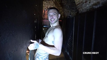 Bareback party dans un club de madrid avec des beaux mecs en tenue fetish