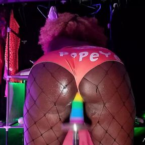 Popeye&#039;s Cashier turn Pornstar - Ebony slut Riding Fuck machine