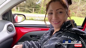 PORNOVATAS - Escena completa! Madre latina se sube en el coche para follar con un fan