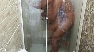 Tomando banho na casa da vizinha