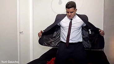 YURI GAÚCHO - MANAGER SOLO AND CUM ON THE FLOWER