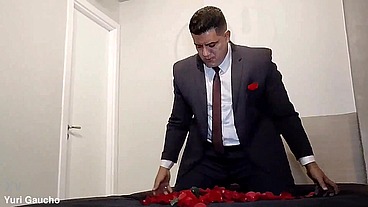 YURI GAÚCHO - MANAGER SOLO AND CUM ON THE FLOWER