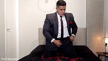 YURI GAÚCHO - MANAGER SOLO AND CUM ON THE FLOWER
