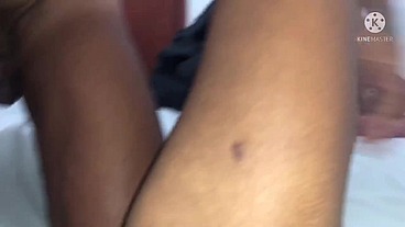 Comi o cu da novinha pela primeira vez ela gemeu de dor mas depôs não queria mas q eu tira-se o pau do cu dela