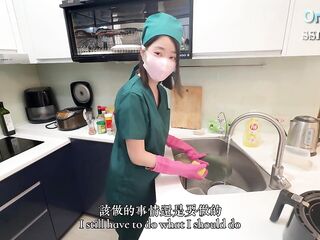 女醫生下班回家還知道要洗碗