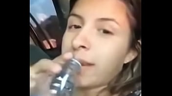 Vazou o v&iacute_deo da jovem preconceituosa do Bob&#039_s sendo chupada e trepando
