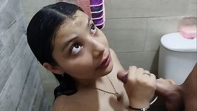 hermanastra sexy en su ducha caliente se pone cachonda y su hermanastro la esp&iacute_a, pero ella le da una mamada para tragarse su leche - Porno en espanol