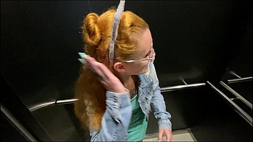 Fui pega com meu vizinho no elevador e ele fode minha bunda com gozada na cara