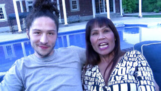 Connor Kennedy rammt seinen großen Schwanz tief in ihren engen Arsch.