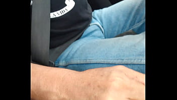 El taxista cuando me subi note que se andaba acomodando el bulto y eso me calent&oacute_ y lo grabe