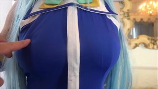 Konosuba Aqua 일본인 코스프레자는 수탉을 타고 Tittyfucked되는 것을 좋아합니다.