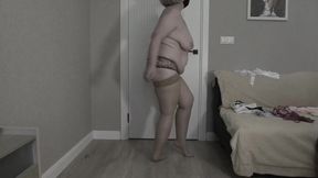 Curvy Mature Woman Tries on Various Lingerie Styles – A Playful Fashion Experiment!