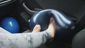 looner schiaccia palloncini con i piedi scalzi in macchina