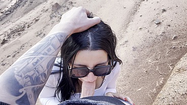 She showed her face with glasses! Deep blowjob in a beautiful canyon!