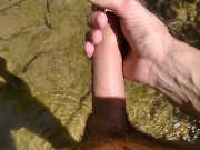 Se Monta con su Gran Polla Afuera en la Bicicleta 🚴👀, Luego se Baña Desnudo y se Corre en el Río