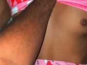 Morena venezolana coje antes de ir a descansar y termina con su tanga llena de leche